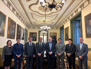 La delegación judicial de Filipinas con Dimitry Berberoff Ayuda, vicepresidente del Tribunal Supremo, y Juan Manuel San Cristóbal Villanueva, director del Gabinete Técnico del alto tribunal